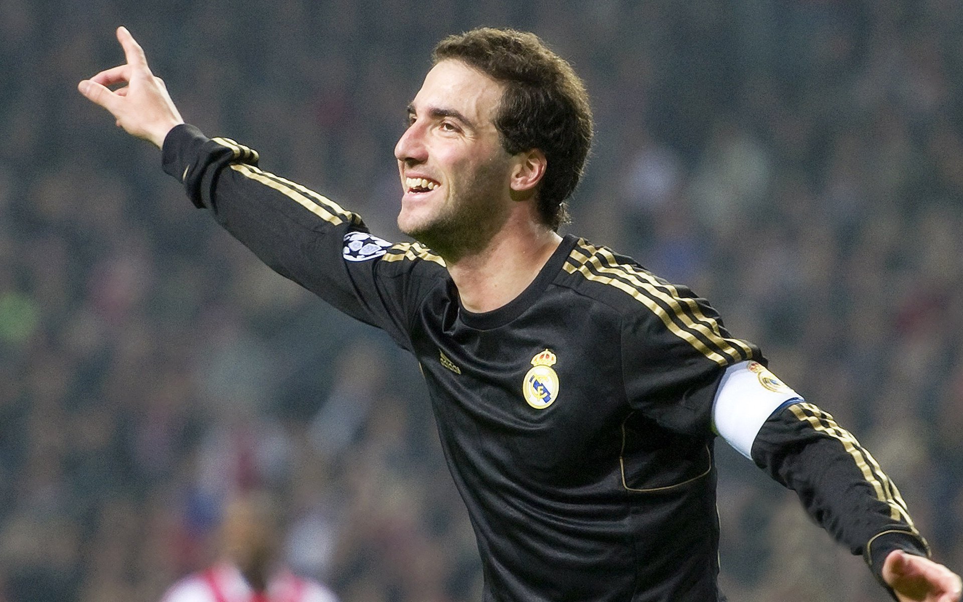 曼联球迷集体请愿，要求立即签下意甲铁卫，曼联why always us